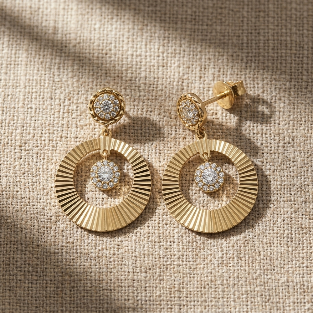 Sparkling diamond pavé earrings, for a touch of brilliance and glamour