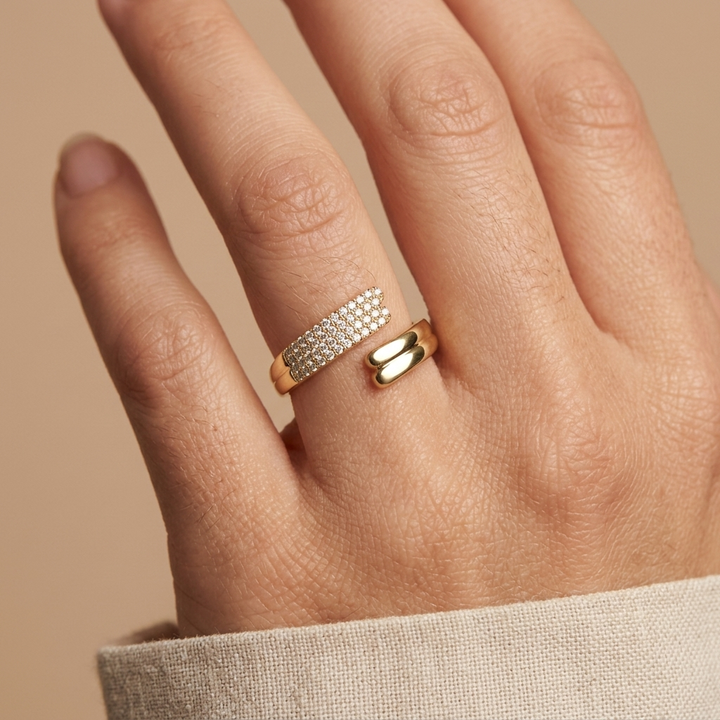 Elegant diamond ring, offering timeless elegance and sophistication