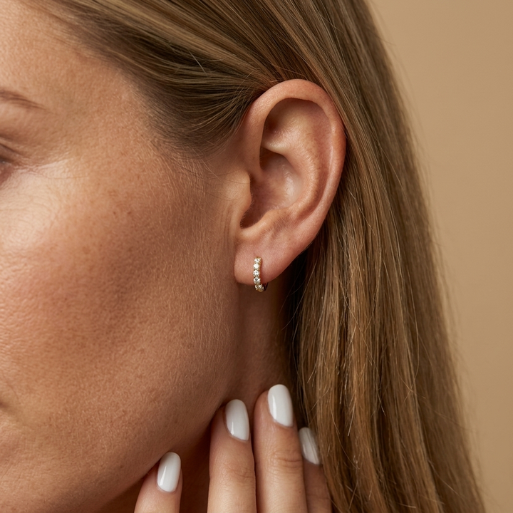 Chic diamond hoop earrings in yellow gold, combining classic style with brilliant sparkle