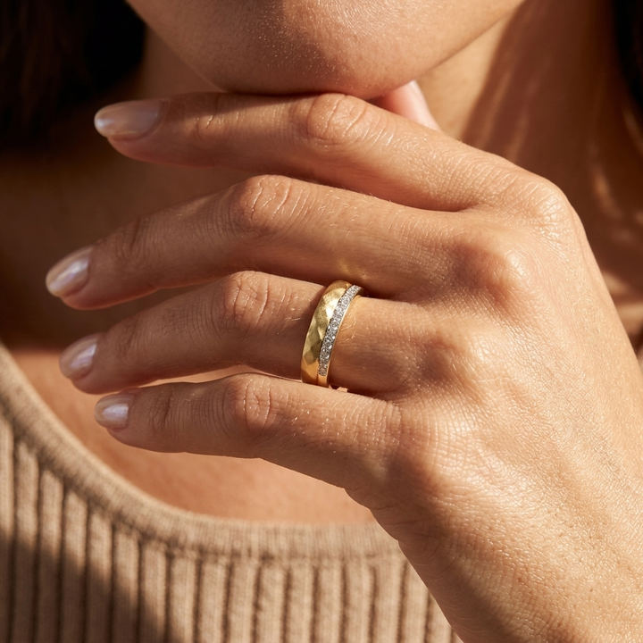 Sophisticated round-cut diamond satin band, crafted for everyday wear with enduring brilliance