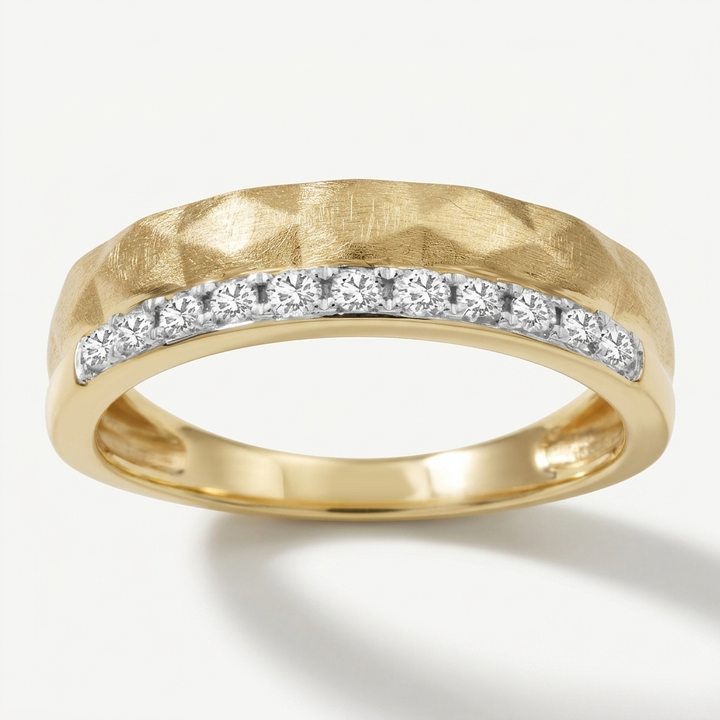 Sophisticated round-cut diamond satin band, crafted for everyday wear with enduring brilliance