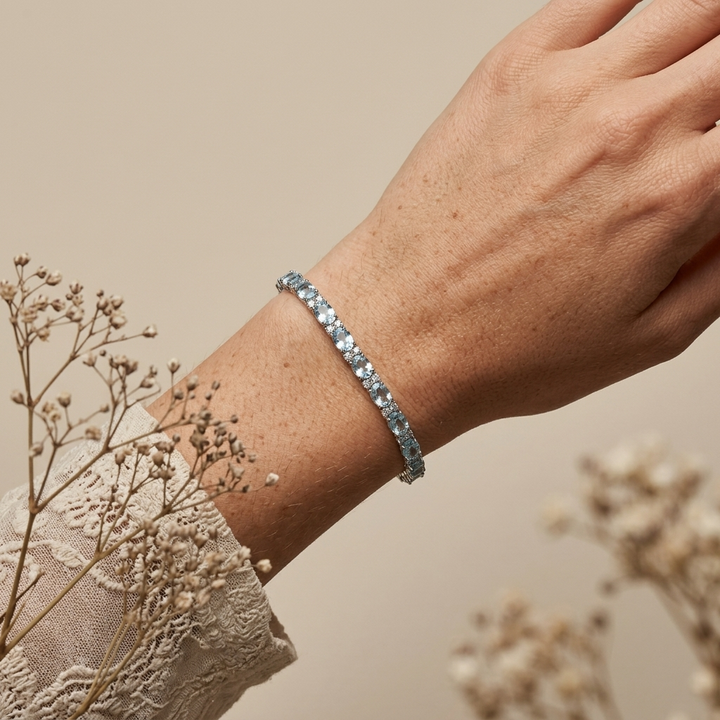 Luxurious oval-cut aquamarine and diamond bracelet in white gold, a dazzling statement of luxury and refinement