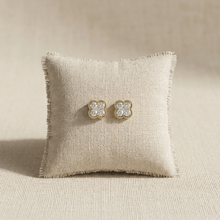 Sparkling diamond clover earrings in yellow gold, for a touch of brilliance and glamour